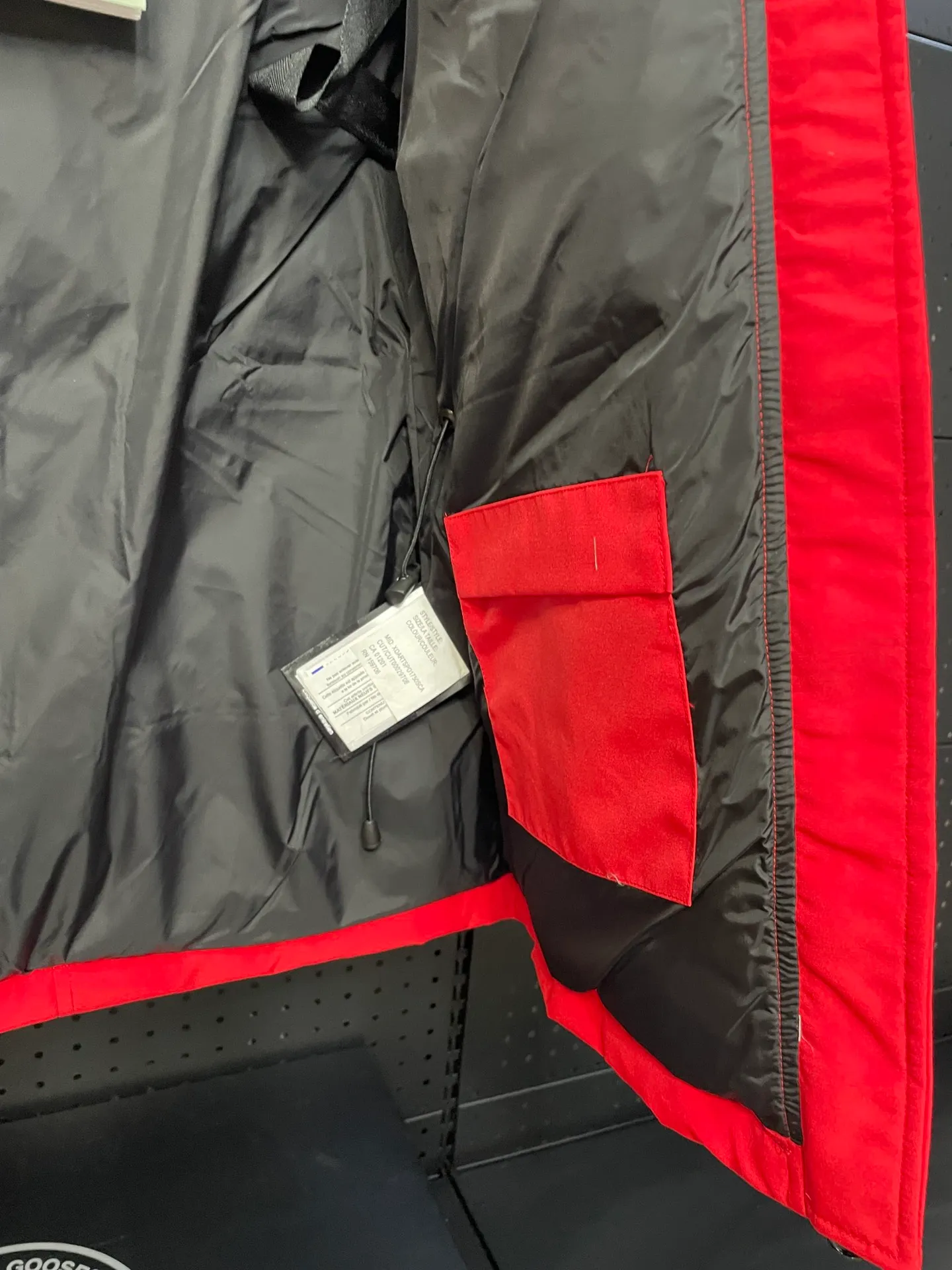 P880 Red Canadian CANADA GOOES 04/Female model. The Arctic and Antarctic scientific expedition teams and others all choose Canada Goose as their cold-proof equipment. They are the Rolls-Royce of down jackets.  ➖ Industry-leading anti-counterfeiting chip sensing.  ➖ Imported Behringer embroidery machines and customized embroidery labels, the highest level and industry leading.  ➖ Imported Korean 21-count polyester-cotton blended original fabric, TC85 waterproof coated fabric, water-repellent, windproof and wear-resistant.  ➖ The new national standard 80 white duck down is filled with an average of 520 grams of down. The amount of down filled is industry-leading.  ➖ 100% nylon lining with double double-layer sealing design to prevent velvet running, and seamless thread design on the cuffs!  ➖ Western Canadian Green Wolf Collar.  ➖ Yoshida YKK provides original factory-customized electroplated sliders. YKK two-way lockable zippers are tight and smooth and do not peel off paint.  ➖ 3M composite Velcro is durable and the accessories and hardware are all custom-made. Only for the purest goose, the most dedicated, the most professional, the highest quality, the highest cost performance!    SIZE:XS-XXL